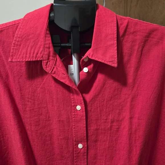 NWT GAP Women's Red Button-Up Top - Picture 5 of 5